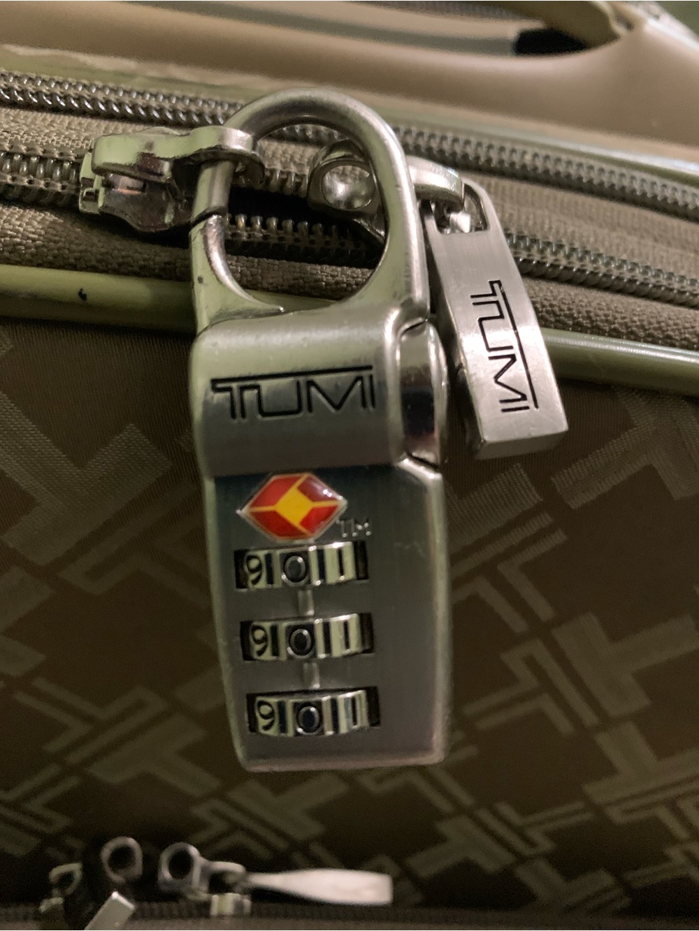 Tumi Signature Collection Carry On suitcase Luggage 22" - Picture 6 of 12